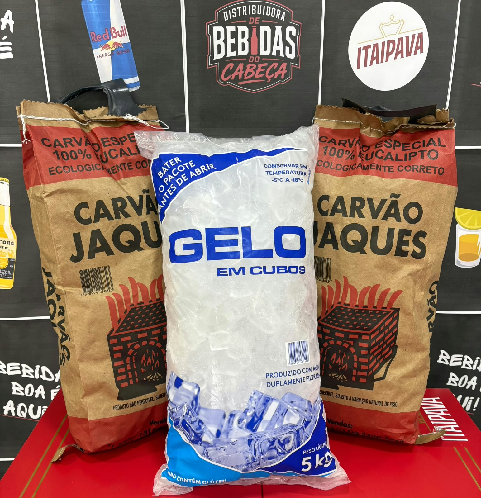 Gelo em cubos e carvão para churrasco