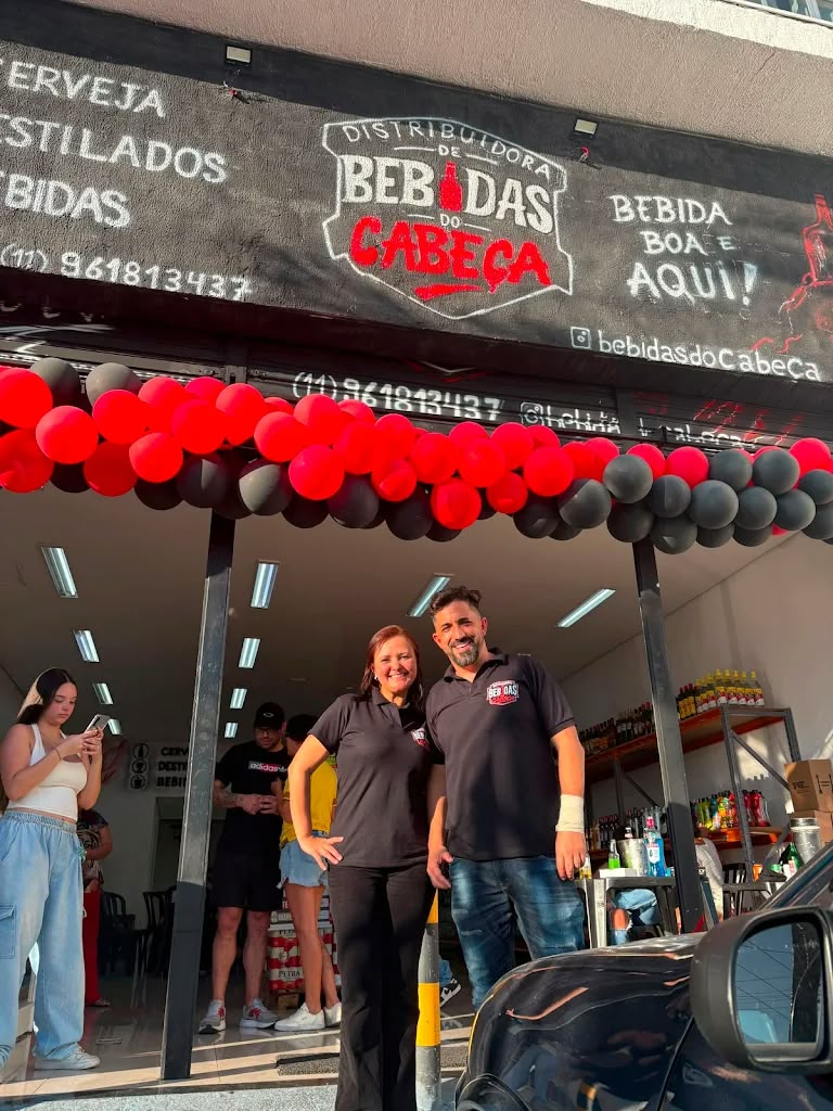 Foto real da fachada da Distribuidora de Bebidas do Cabeça com os dois donos
